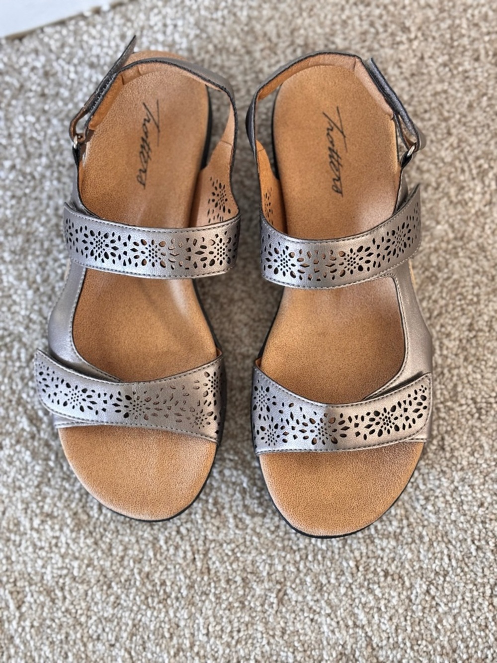 Trotters Romi Pewter Vegan Leather Sandals EUC 8.5 - Picture 9 of 11